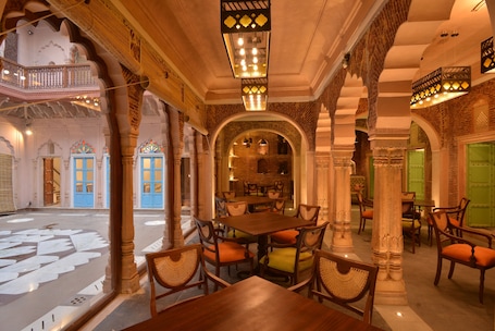 2 restoran dengan sajian masakan India