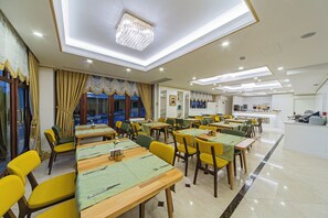 Café da manhã com buffet todos os dias (EUR 15 por pessoa) 