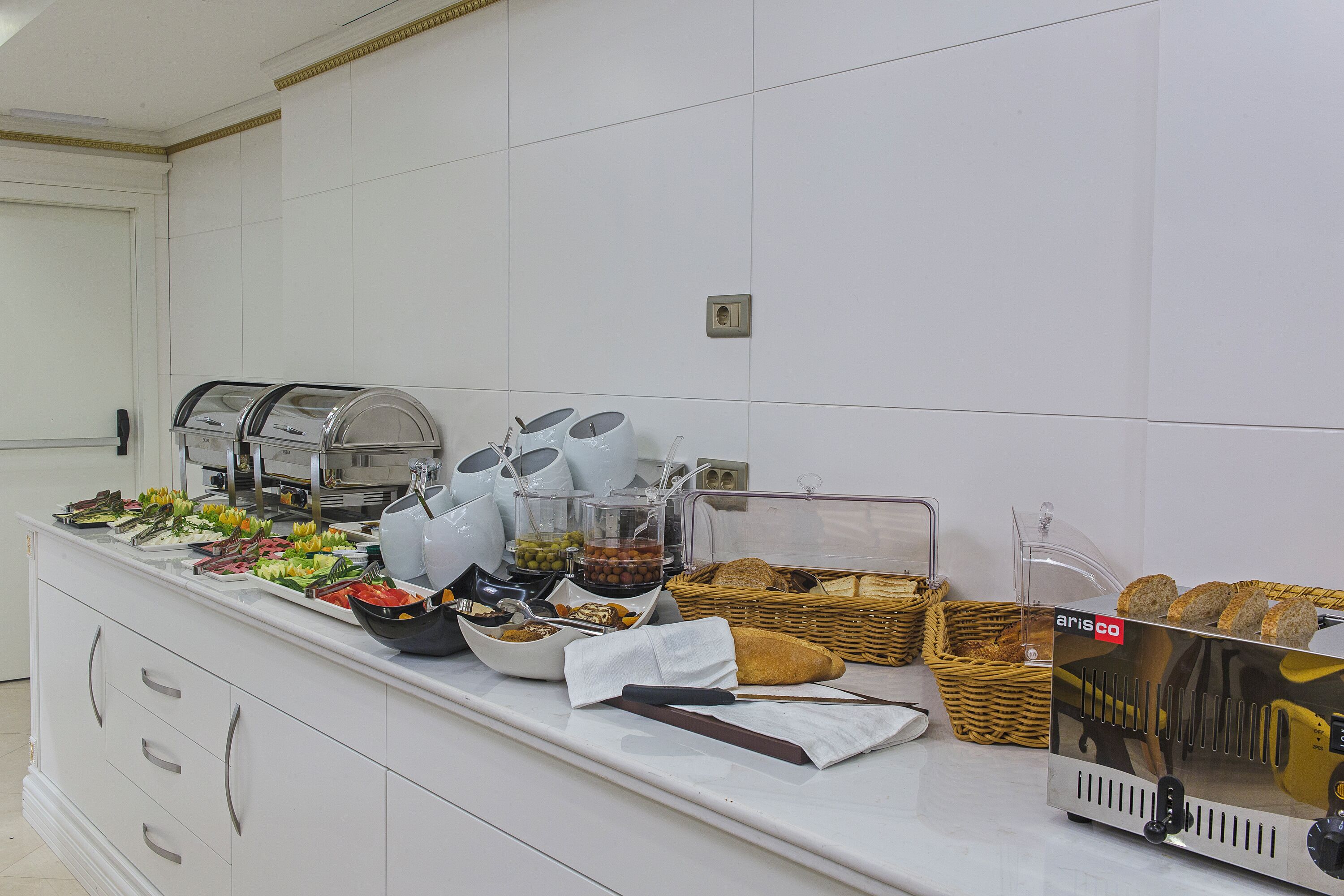 breakfast and lunch served, international cuisine