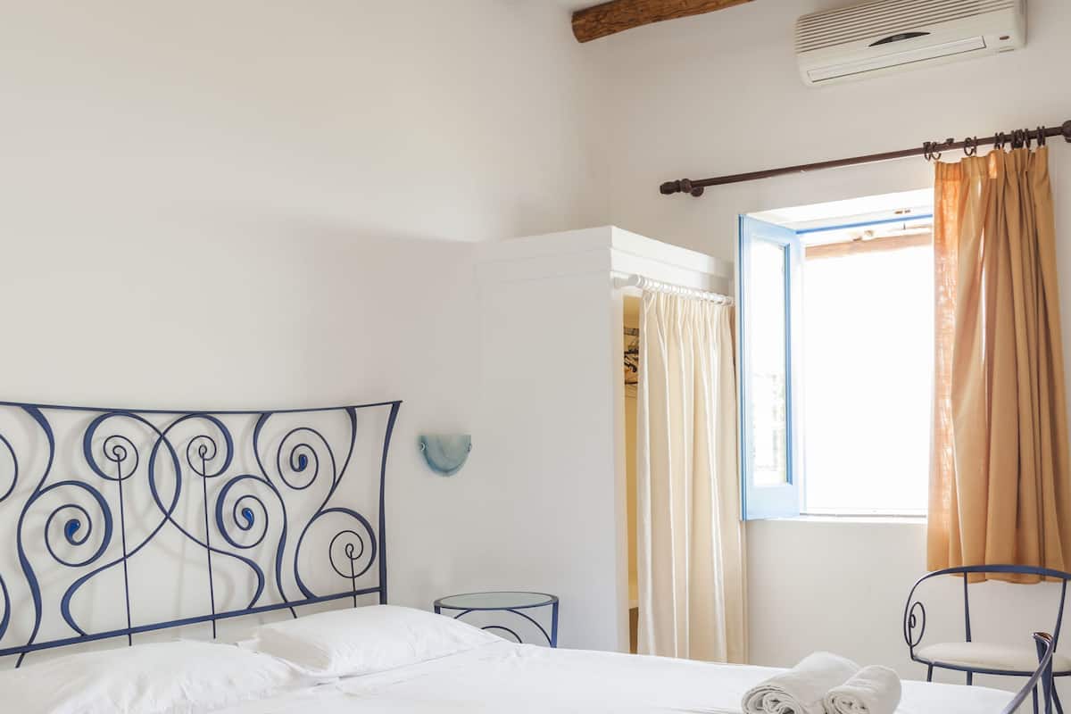 In-room safe, free cribs/infant beds