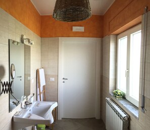 Chambre classique double ou avec lits jumeaux, vue sur la colline | Salle de bain | Douche, séchoir à cheveux