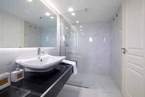 Douche, articles de toilette gratuits, sèche-cheveux