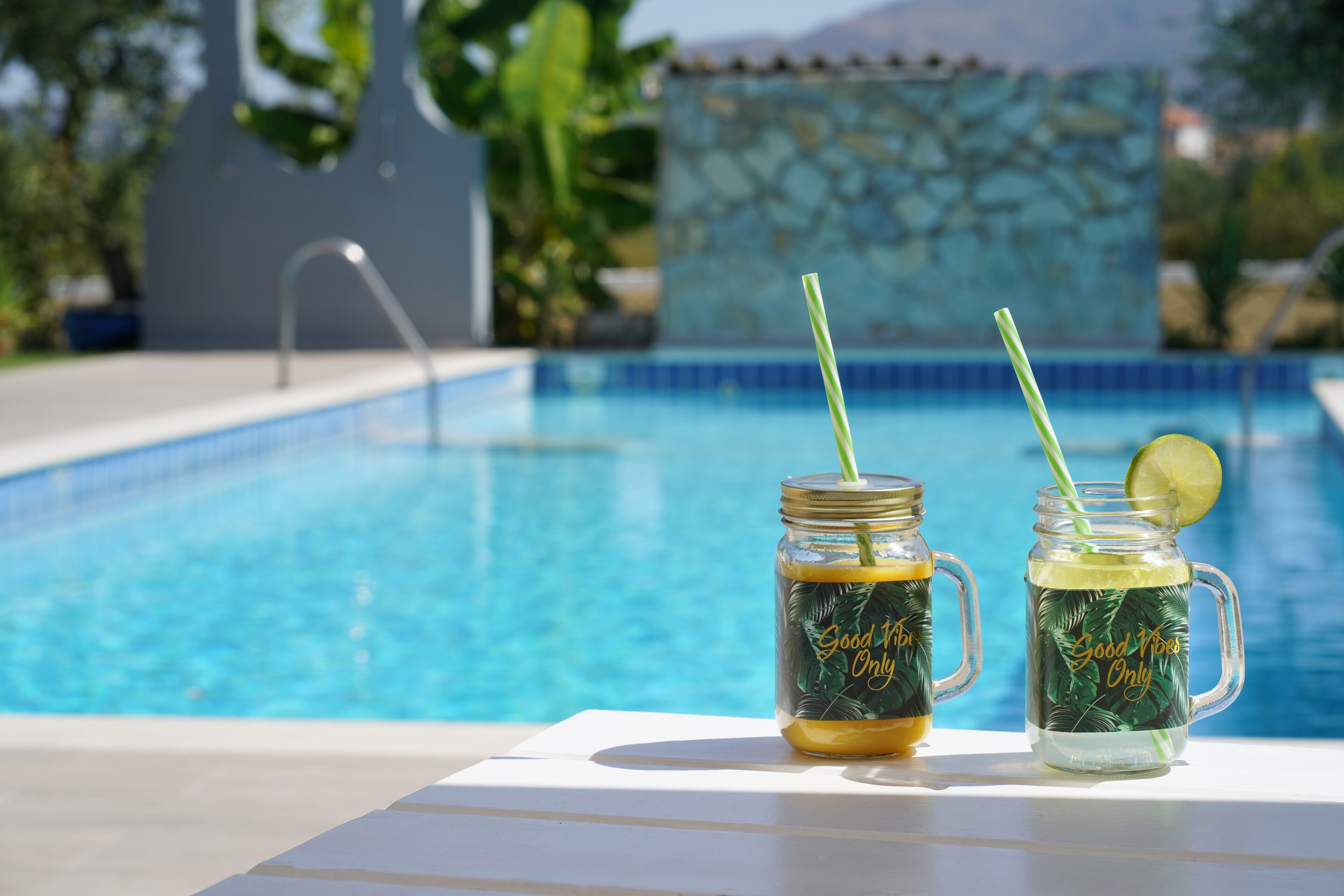 3 buitenzwembaden, parasols bij het zwembad en ligstoelen