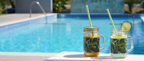 3 buitenzwembaden, parasols bij het zwembad en ligstoelen