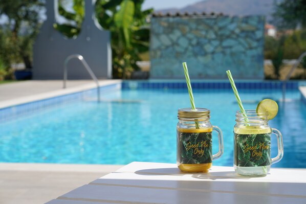 3 outdoor pools, pool umbrellas, sun loungers - Mirsini Studios & Apartments (Zakynthos)