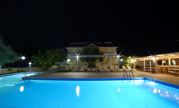 3 piscines extérieures, parasols, chaises longues