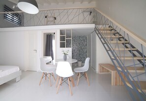 Studio (A, B) | Een kluis op de kamer, een laptopwerkplek, een strijkplank/strijkijzer
