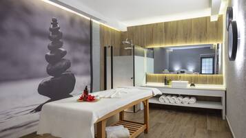 Un baño moderno con un banco de madera, un espejo grande y un lavamanos empotrado.