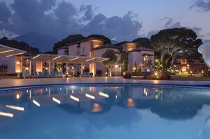 Una piscina al aire libre de temporada, camas de piscina gratis