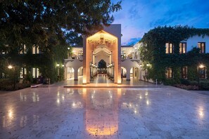 Piscina externa sazonal, funciona das 9h às 20h, barracas de cortesia