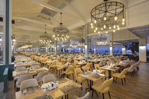 Melayani sarapan dan makan siang dengan sajian masakan internasional