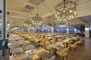 Phục vụ bữa sáng, bữa trưa, bữa tối, món ăn mang phong cách quốc tế 