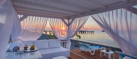 Private beach, sun-loungers, beach umbrellas, beach towels