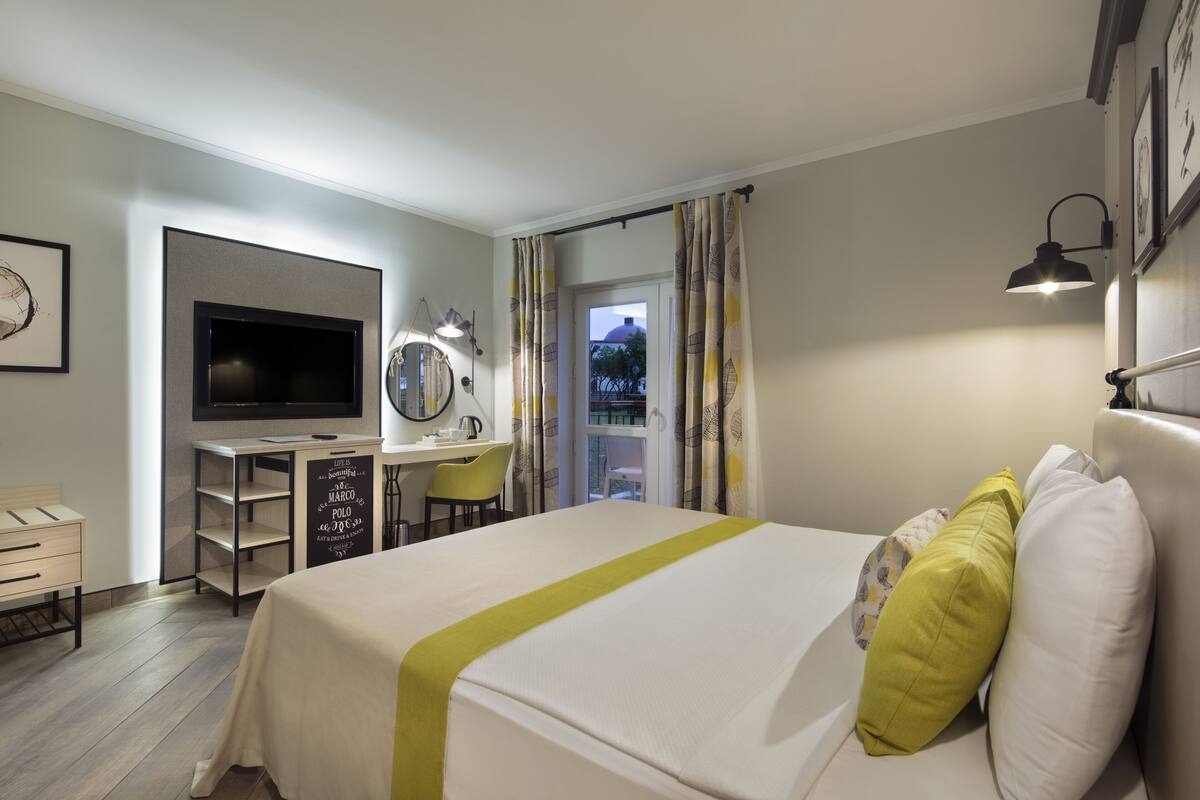Minibar, in-room safe, desk, WiFi (free)