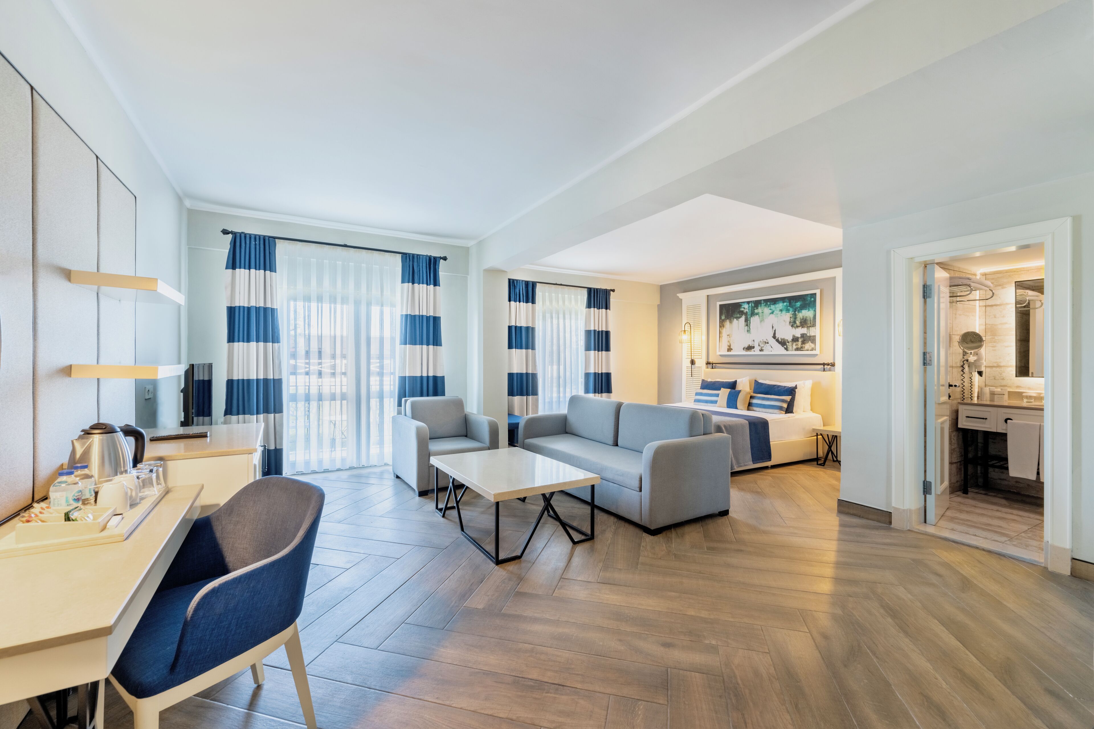 Deluxe Room | Minibar, in-room safe, desk, free WiFi