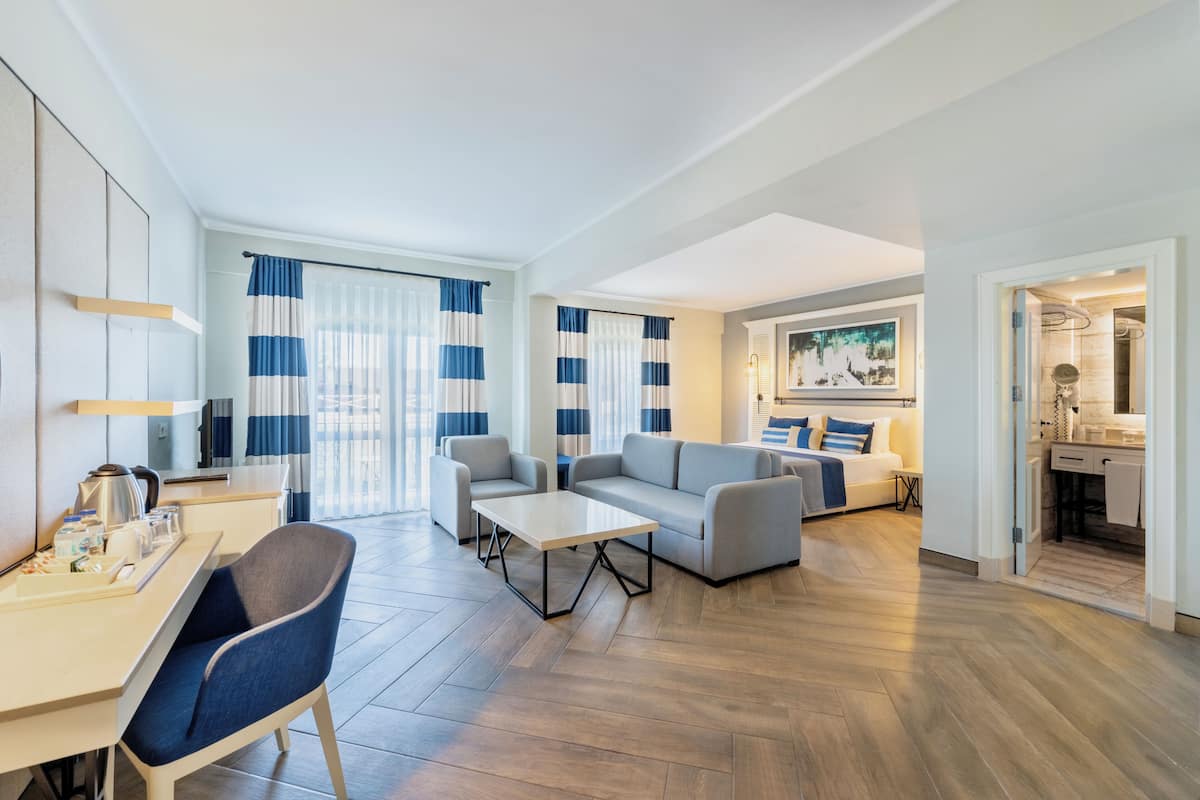 Deluxe Room | Minibar, in-room safe, desk, free WiFi