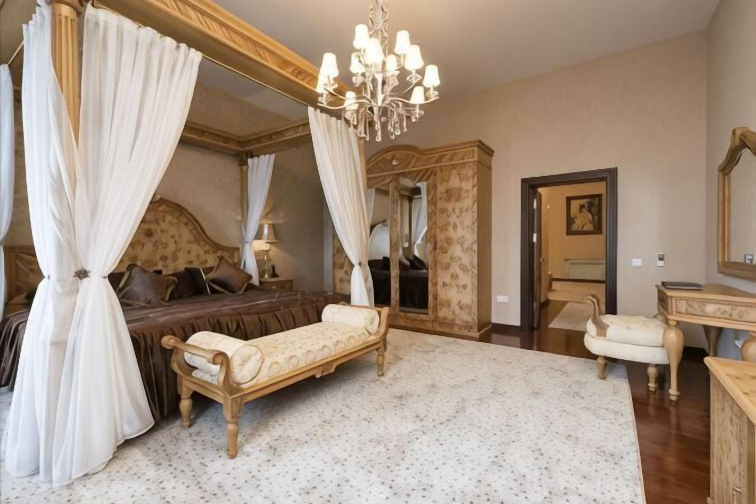خزنة داخل الغرفة ومكتب وتجهيزات عازلة للصوت ومكواة/لوح كي