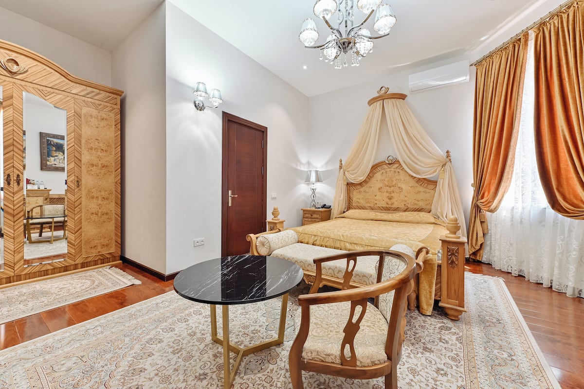 Standard Double Room | In-room safe, desk, soundproofing, iron/ironing board
