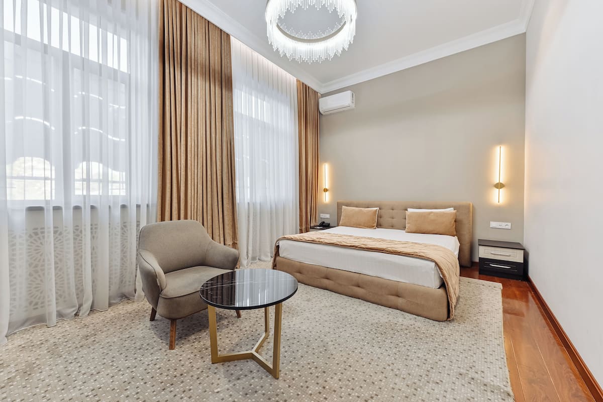 Deluxe Double Room | In-room safe, desk, soundproofing, iron/ironing board