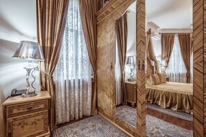 Deluxe Double Room | In-room safe, desk, soundproofing, iron/ironing board