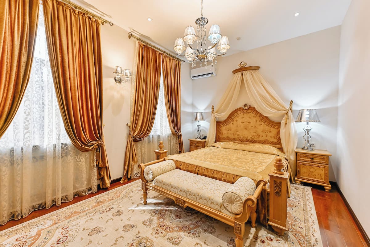 Senior Suite | In-room safe, desk, soundproofing, iron/ironing board (on request)