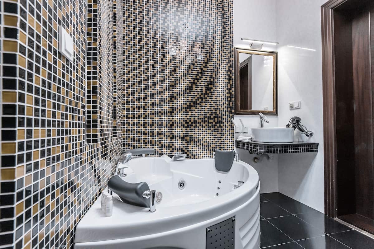 premium suite | jetted bathtub