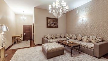 Suite Premium | Zona de estar | Una televisión LCD