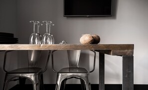 تناول الطعام داخل الغرفة