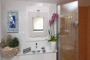 Shower, free toiletries, hair dryer, bidet - Hotel Casablanca (Rimini)