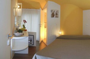 Cassaforte in camera, una scrivania, insonorizzazione