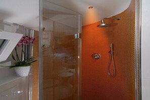 Dusche, kostenlose Toilettenartikel, Haartrockner, Bidet