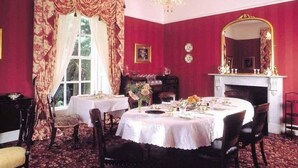 A dining room with a fireplace, a chandelier, and a large mirror. - Ivyleigh House (Portlaoise)