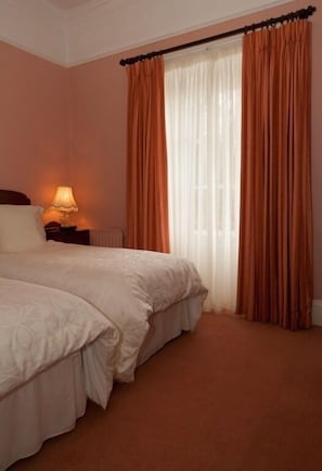Doppel- oder Zweibettzimmer, mit Bad