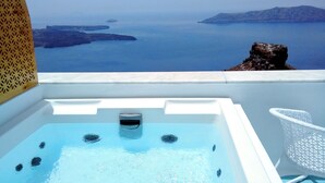 A bathtub with a view of the sea and islands. - Andronikos Santorini (Santorini)