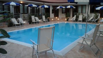 Piscine extérieure (ouverte en saison)