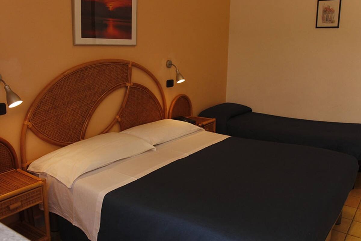 Comfort Double Room | In-room safe, WiFi (free)