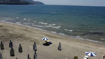 Spiaggia privata, lettini da mare, ombrelloni