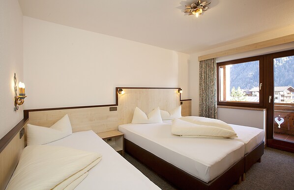 Hochwertige Bettwaren, Zimmersafe, Schreibtisch, kostenlose Babybetten