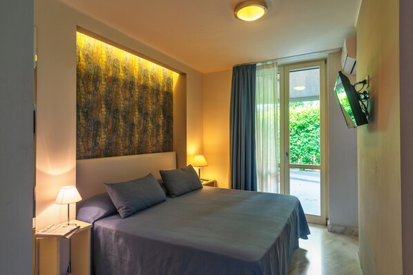 Habitación doble Deluxe, hidromasaje, en el área del jardín | Ropa de cama de alta calidad y minibar 