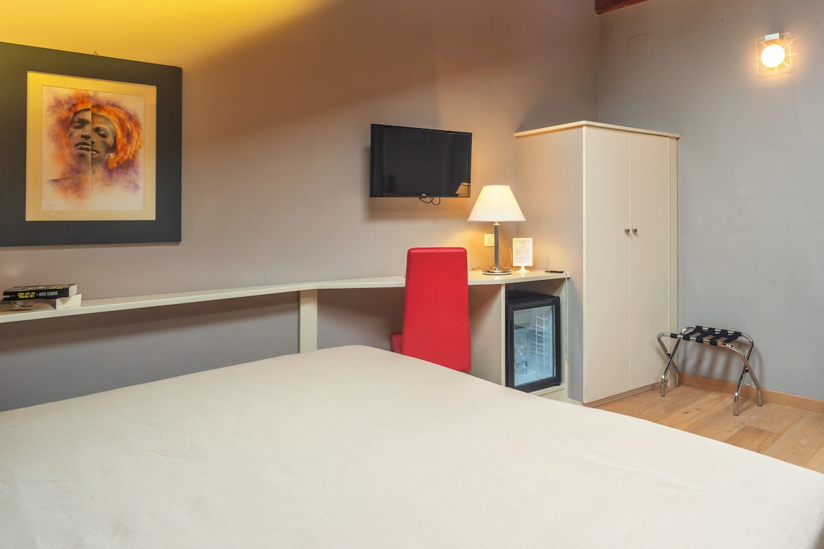 Superior Double Room, Hot Tub | Premium bedding, minibar, in-room safe, desk