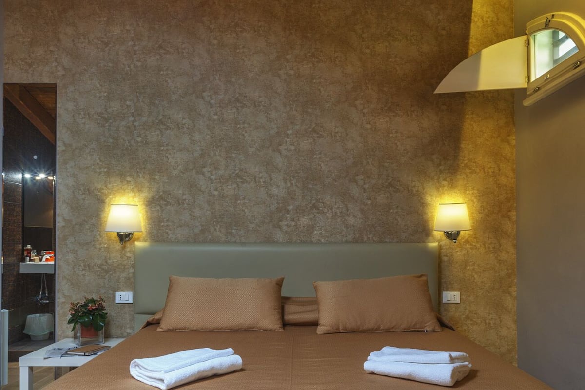 Superior Double Room, 1 King Bed | Premium bedding, minibar, in-room safe, desk
