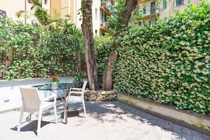 Deluxe Double Room, Patio | Living area