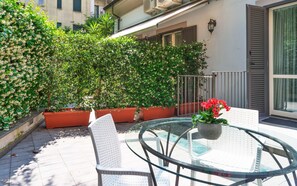 Habitación doble Deluxe, patio | Área de sala de estar | Televisión de pantalla plana 
