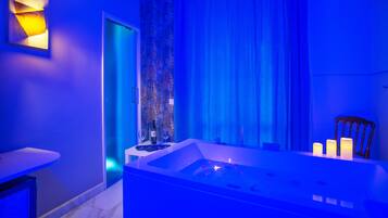 Habitació doble Deluxe, banyera d'hidromassatge, zona enjardinada | Instal·lacions del bany | Articles de tocador gratuïts, assecador de cabells, bidet i tovalloles