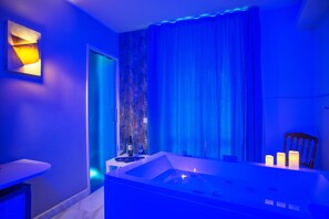 Deluxe-Doppelzimmer, Whirlpool, zum Garten hin | Badezimmerausstattung