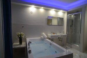 Habitación Deluxe doble, bañera de hidromasaje, en la zona del jardín | Baño | Artículos de higiene personal gratuitos, secador de pelo, bidé y toallas