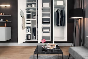 Studio Apartment M | Wohnbereich | Flachbildfernseher