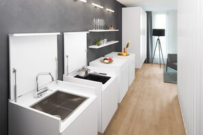 Studio Apartment M | Private kitchen | Fridge, microwave, stovetop, dishwasher - AMANO HOME Apartments (Berlin)