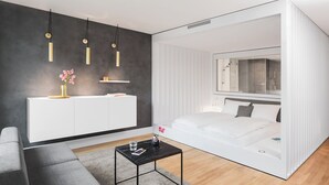 Un dormitorio moderno con cama, mesita de noche y armario empotrado.