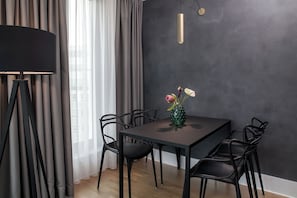 Two-Bedroom Apartment XL | Wohnbereich | Flachbildfernseher